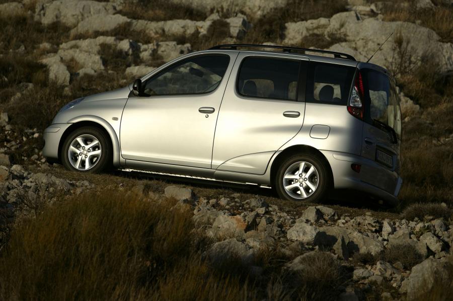  Toyota Yaris Verso 2003 года  (фото 32 из 43)